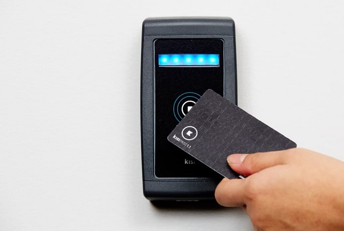 RFID có thể mã hóa và gắn vào các thẻ điện tử