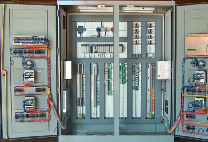 Thành phần tủ điện công nghiệp gồm nhiều thiết bị khác nhau