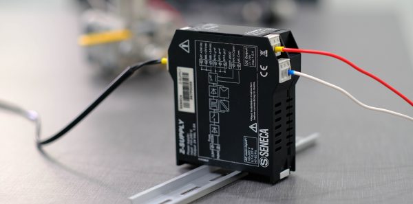 Hướng dẫn kết nối Z-Supply được in bên hông thiết bị